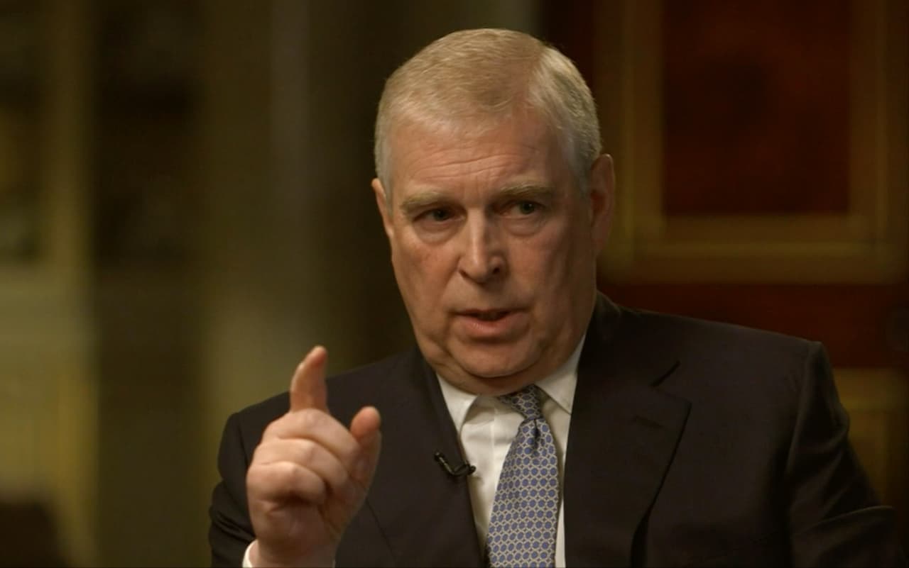 La reina Isabel II también ha estado atenta al escándalo que desde noviembre pasado explotó con la entrevista que su hijo, el príncipe Andrés, otorgó a la BBC en la que
<b> <a href="https://www.univision.com/famosos/los-6-argumentos-del-principe-andres-sobre-su-relacion-con-jeffrey-epstein-y-las-acusaciones-en-su-contra-video" target="_blank">habló sobre sus vínculos amistosos</a> </b>con el fallecido convicto y pedófilo Jeffrey Epstein.
<br>