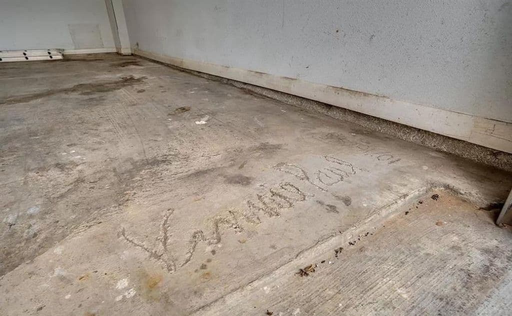 La casa tiene una piscina con dos fogatas que adornan la cascada, también en uno de los garages está la firma del famoso baterista de Pantera plasmado en cemento.