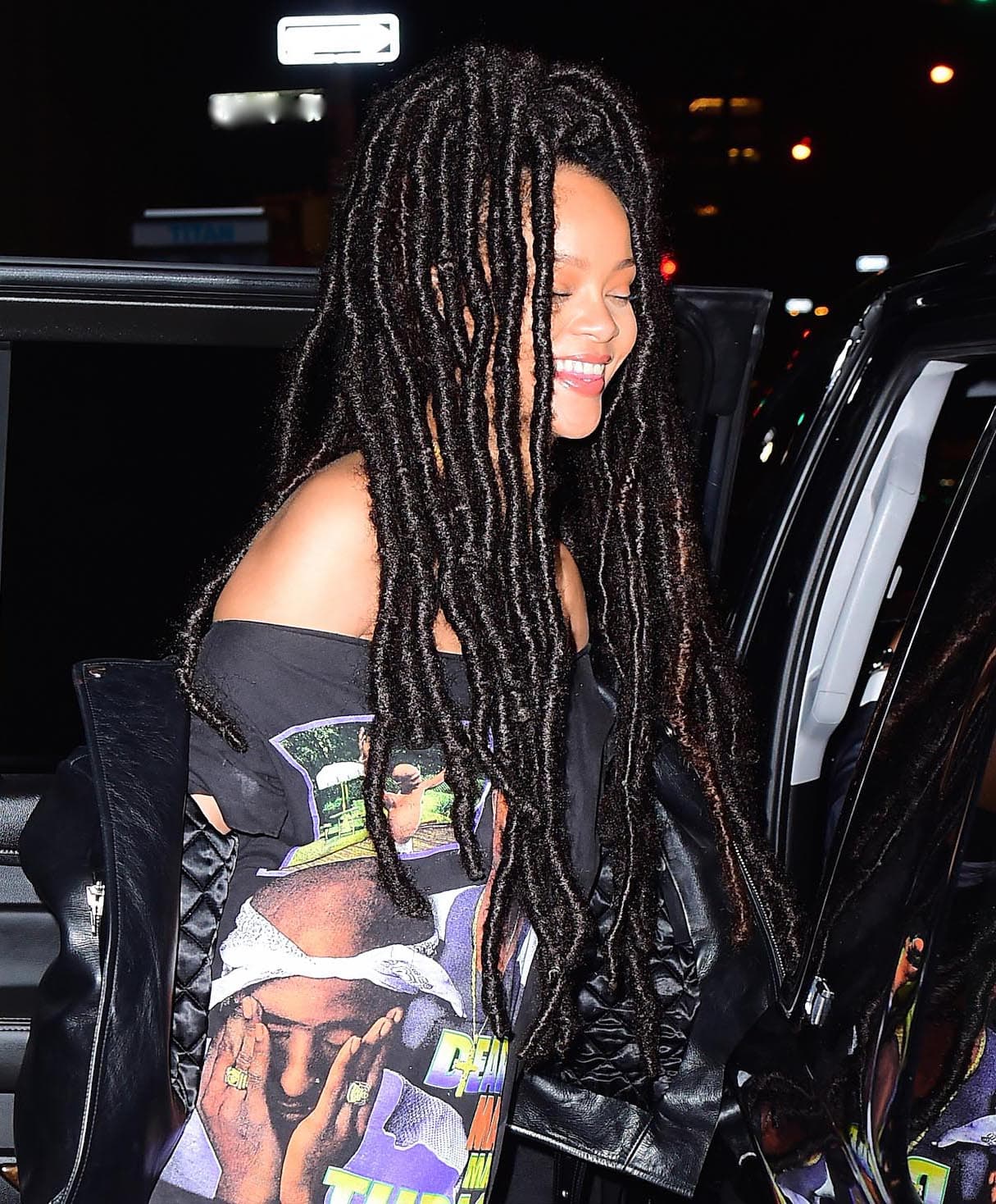 Rihanna reapareció con una amplia sonrisa mostrando un nuevo look.