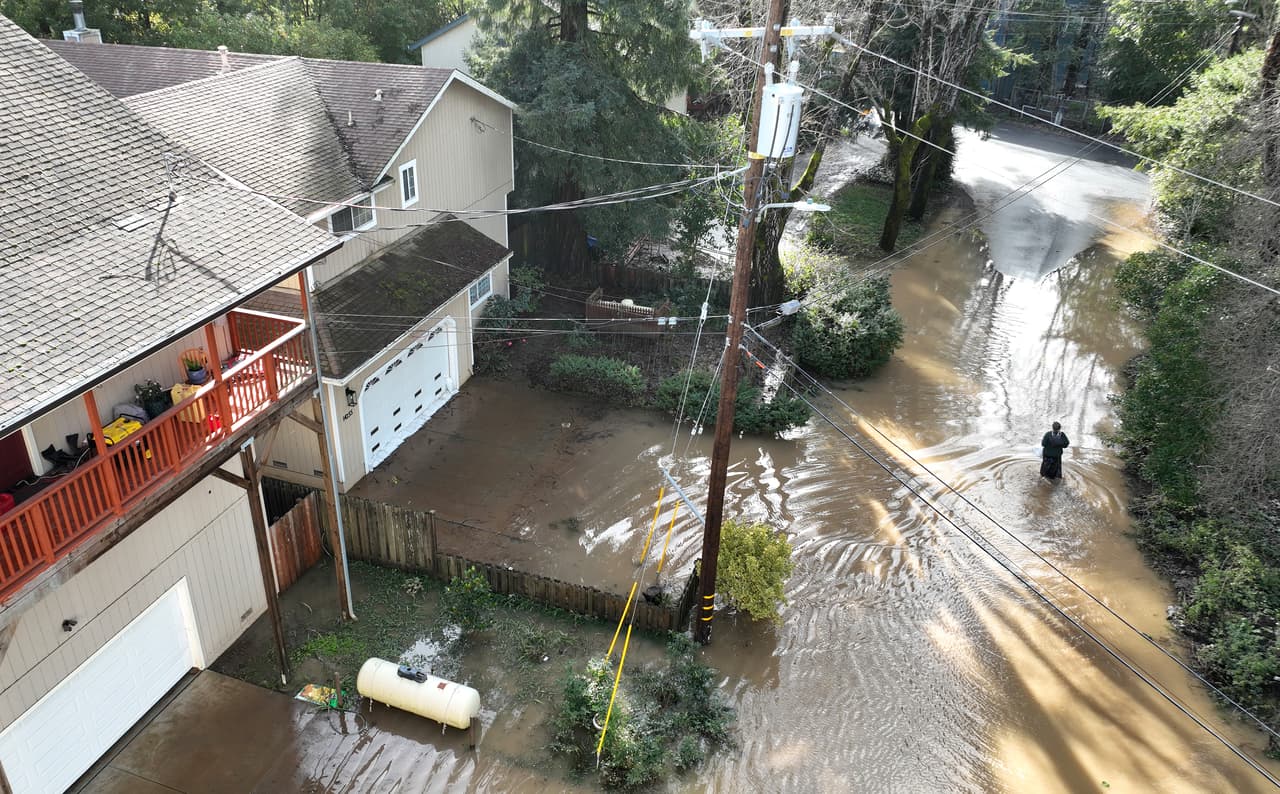 En Guerneville, una de las pequeñas localidades por donde cruza el Russian River, varias calles se reportaron inundadas.