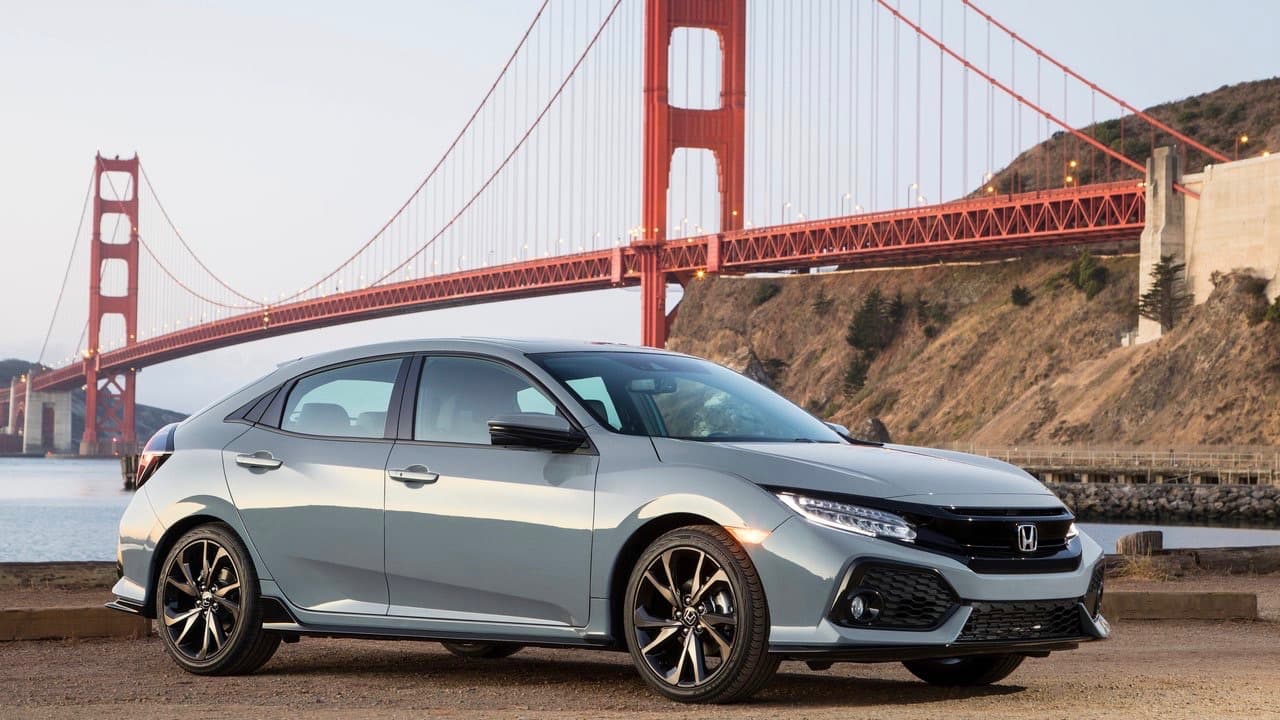 <h3 class="cms-h3-H3"><b>8. Honda Civic</b></h3>
<br>
<br>En 2017 Honda logró vender un total de
<b> 377,286 unidades</b> de su compacto logrando una
<b> ganancia del 2.8%</b> en relación a las ventas del modelo en 2016. Aún así el Civic, que es el único auto compacto que aún ofrece una versión coupé, perdió
<b>tres puestos</b> en la lista.