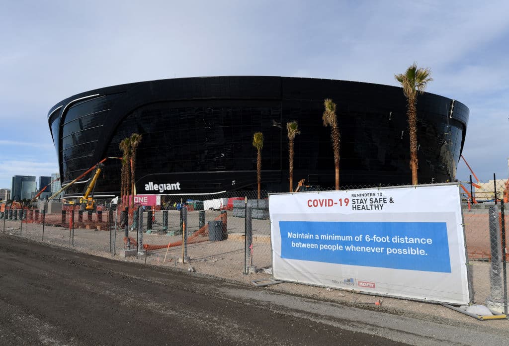 El Allegiant Stadium, nueva casa de Las Vegas Raiders, recibe los últimos detalles para ser estrenado la siguiente temporada de la NFL.