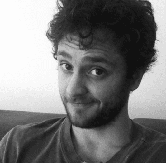 Nació el 21 de octubre de 1986 y es un actor, músico, cantante y director mexicano.