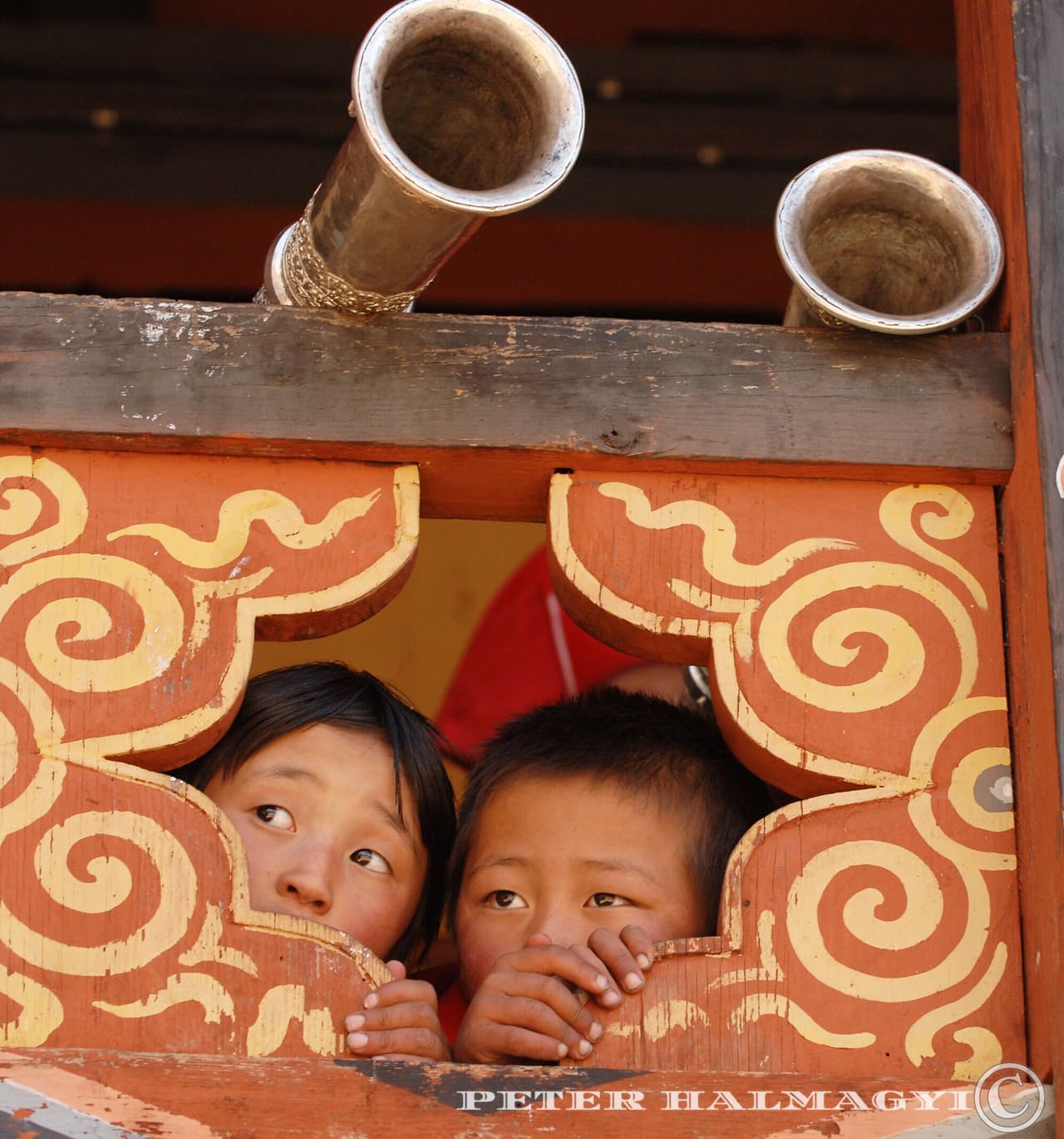 Todo el desarrollo del país se maneja en base a este índice. Es decir, se avanza y crece la economía basados en el bienestar y felicidad de su población. A través de estos principios, por ejemplo, toda educación y el sistema de salud son completamente gratuitos. Directamente vinculado a ello, sus ecosistemas prístinos son de mayor valor para la nación.