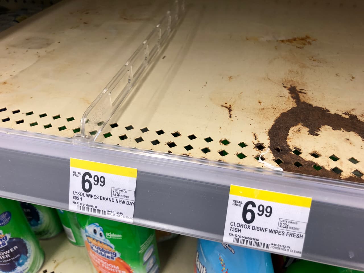 Para muchos médicos este desabastecimiento de productos es irracional y desproporcionada, siendo la medida más efectiva el hecho de mantener una buena y adecuada higiene de manos con agua y jabón.