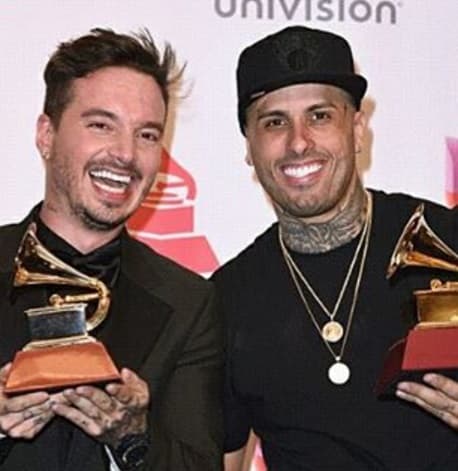 La noche de Latin GRAMMY fue de los ganadores, y Nicky Jam y J Balvin posaron con sus premios sonriendo...