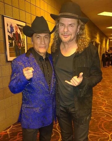 Fher también convivió con Jorge Hernández de Los Tigres del Norte, se tomaron una selfie tras bambalinas.