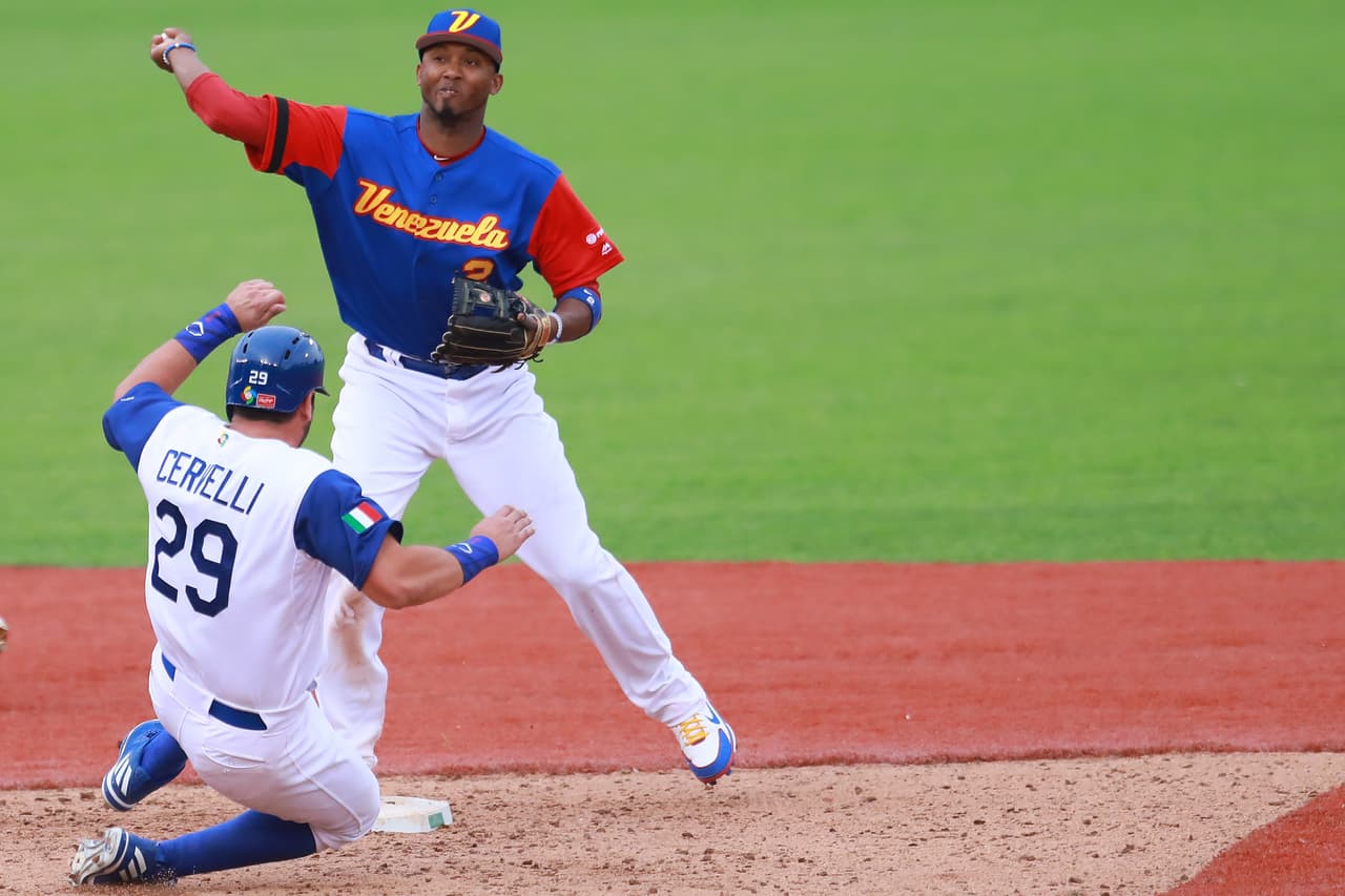 Cervelli no solo comparte con peloteros venezolanos en la MLB sino que en el pasado Clásico Mundial de Béisbol, Cervelli representó a Italia en donde enfrentó a los suramericanos. La relación profesional es muy estrecha.