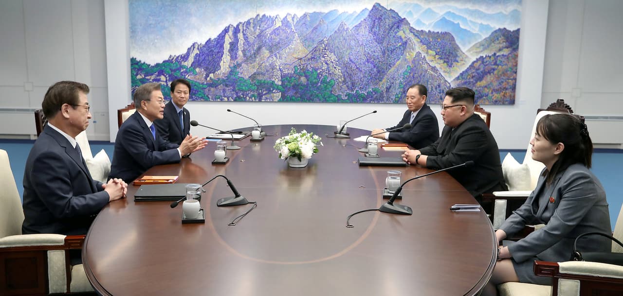 Moon Jae ir y Kim Jon Un junto a su más cercanos colaboradores, frente a frente en la mesa de diálogo.