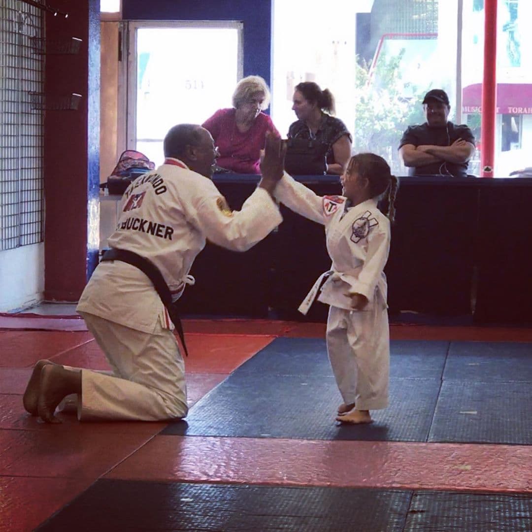 Este no es el único deporte en el que la pequeña se ha desempeñado. A los 4 años la vimos practicar karate.