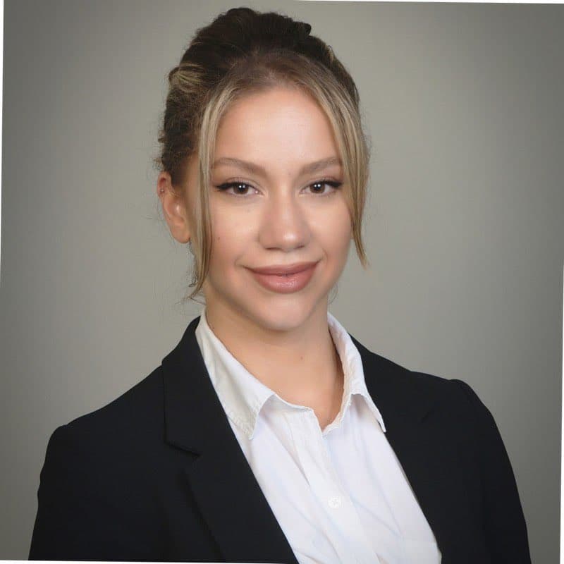 Tras atender el reporte, agentes del Departamento de Policía de Largo acudieron a un apartamento ubicado en Clearwater, para ayudar a la policía de la ciudad con el caso, pues al buscar a la hija del hombre, encontraron a su expareja muerta con una herida en la garganta.