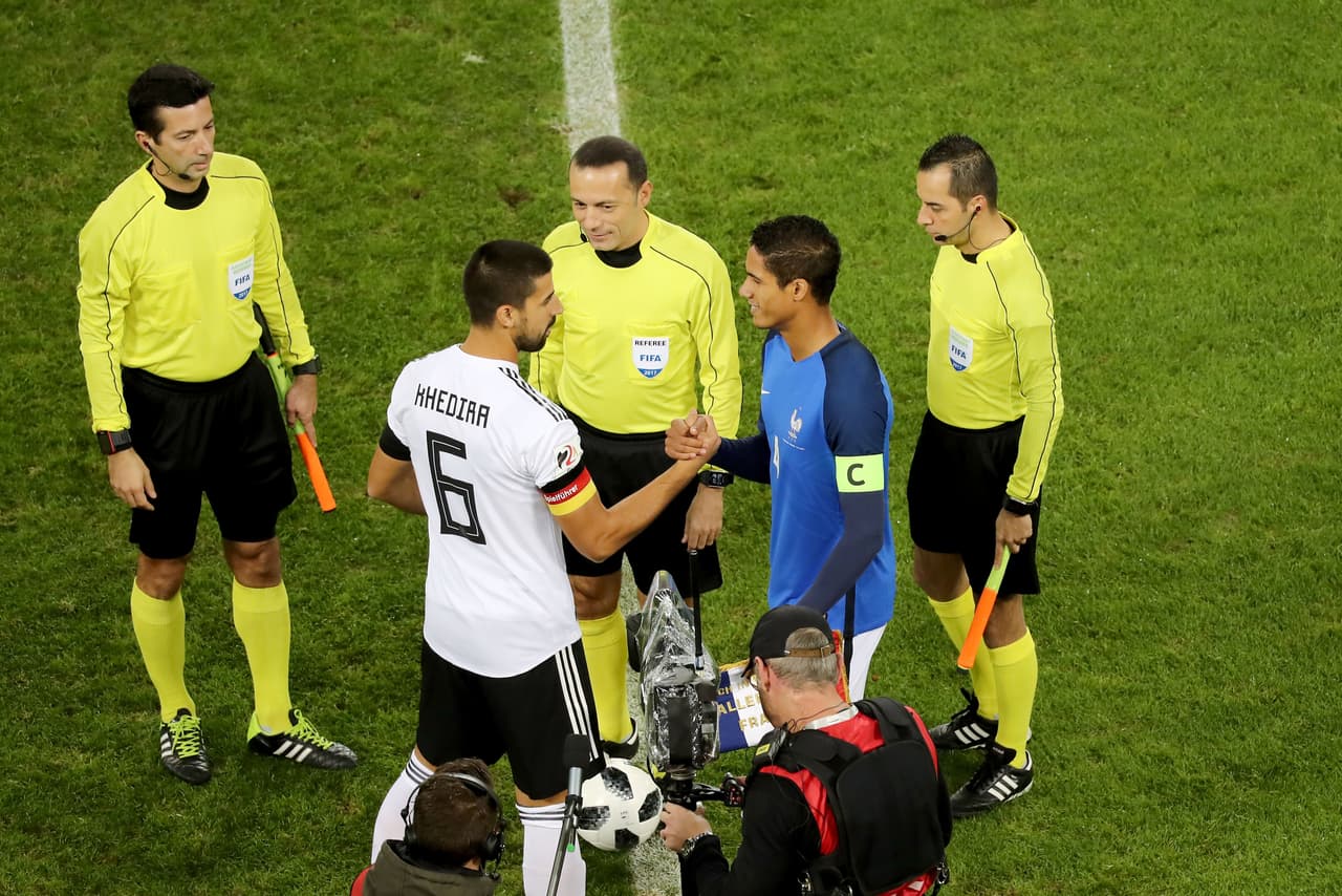 Francia saltó al campo con el siguiente cuadro: Mandanda, Jallet (Pavard, 64), Varane, Umititi, Digne (Kurzawa, 82); Rabiot; Tolisso, Matuidi (Nzomzi, 64); Mbappe, Martial; Lacazzete (Griezmann, 75).