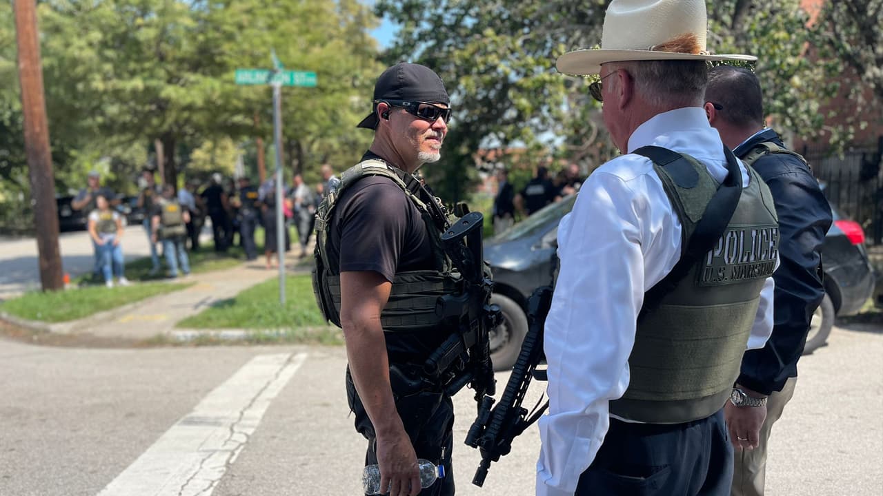 A la 1:11pm, la policía recibió un reporte sobre supuestos disparos en la escuela preparatoria perteneciente al distrito escolar de Houston.