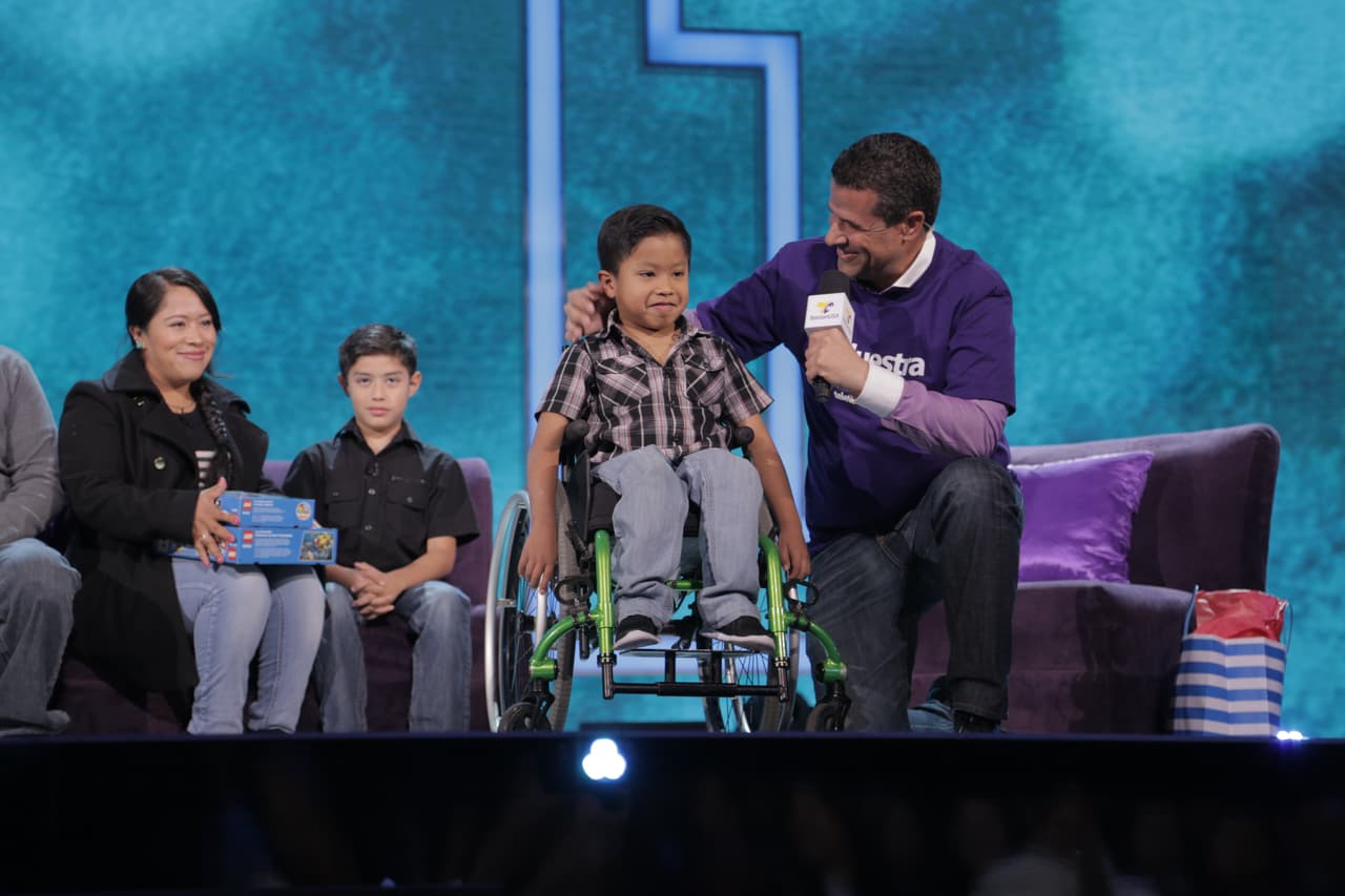Marco Antonio Regil junto a Kevin Campos y su familia en TeletónUSA.