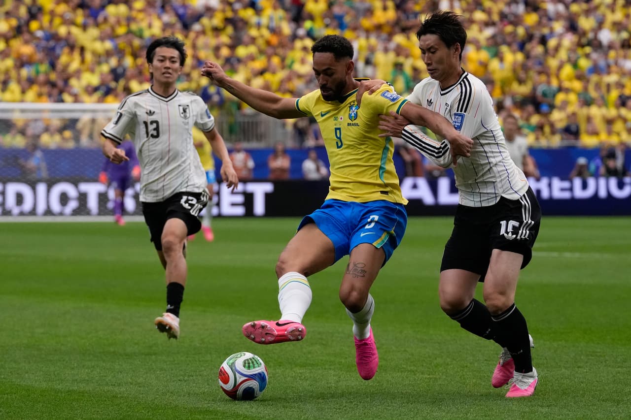 Matheus Cunha (9) de Brasil lucha por el balón con Daichi Kamada (15) de Japón durante el partido de dieciseisavos de final de la Copa Mundial entre Brasil y Japón en Houston, el lunes 29 de junio de 2026.