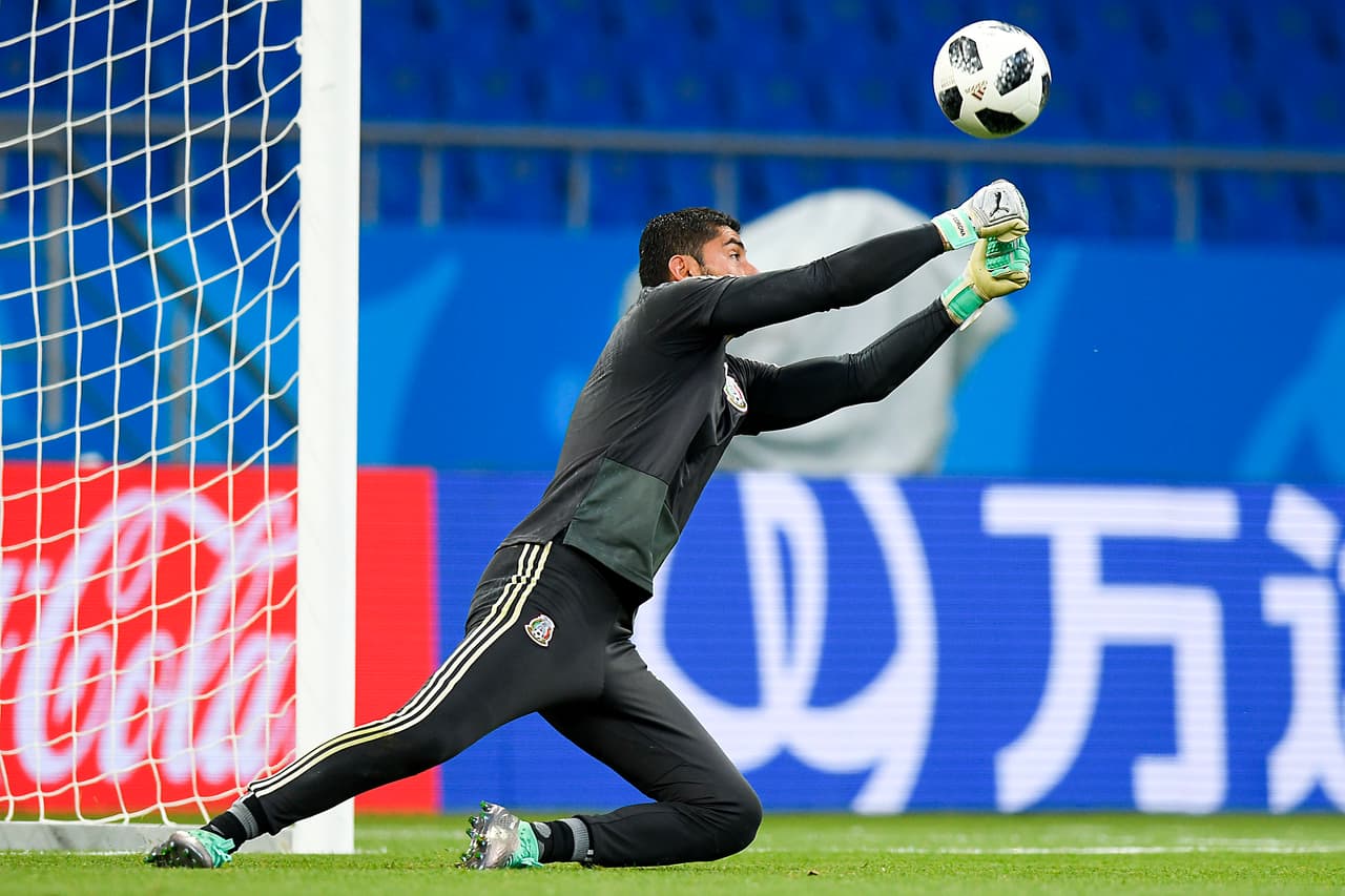 Uno de los lugares en disputa es el arco, donde Jesús Corona tiene el reto de arrebatarle la titular a Guillermo Ochoa.