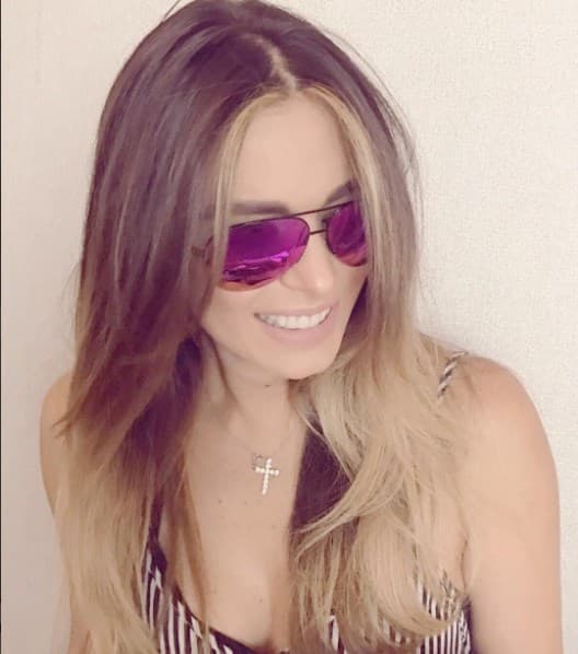 En la colección de Galilea Montijo hay gafas estilo aviador, circulares, vintage, de ojos de gato, en diferentes colores y monturas.