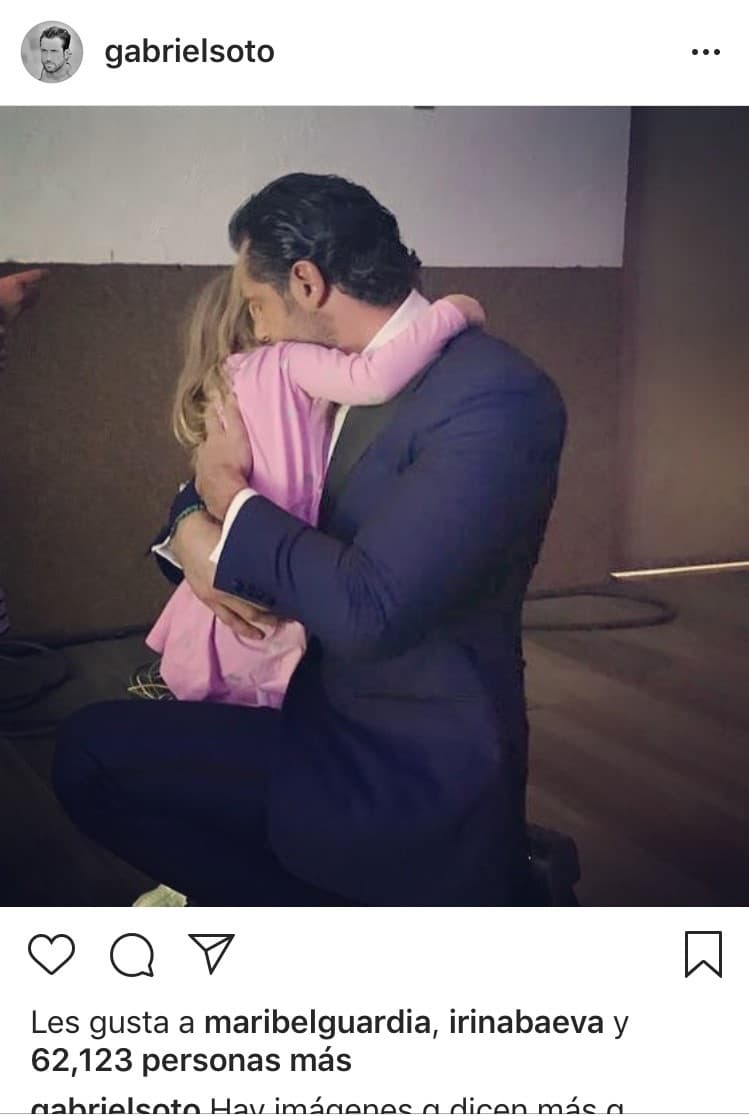 El 26 de noviembre de 2017, un día antes de anunciar su separación, Gabriel Soto compartió esta fotografía con su hija más pequeña, Miranda, cuando lo acompañó a trabajar en un evento en la Ciudad de México. Es la única imagen que pudimos encontrar donde el actor aparece con sus hijas que cuenta con un 'like' de Irina Baeva.