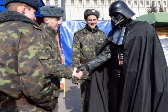 En la imagen, el hombre vestido como Darth Vader anunció que se postulaba como candidato a la presidencia por el Partido de Internet de Ucrania (UIP).