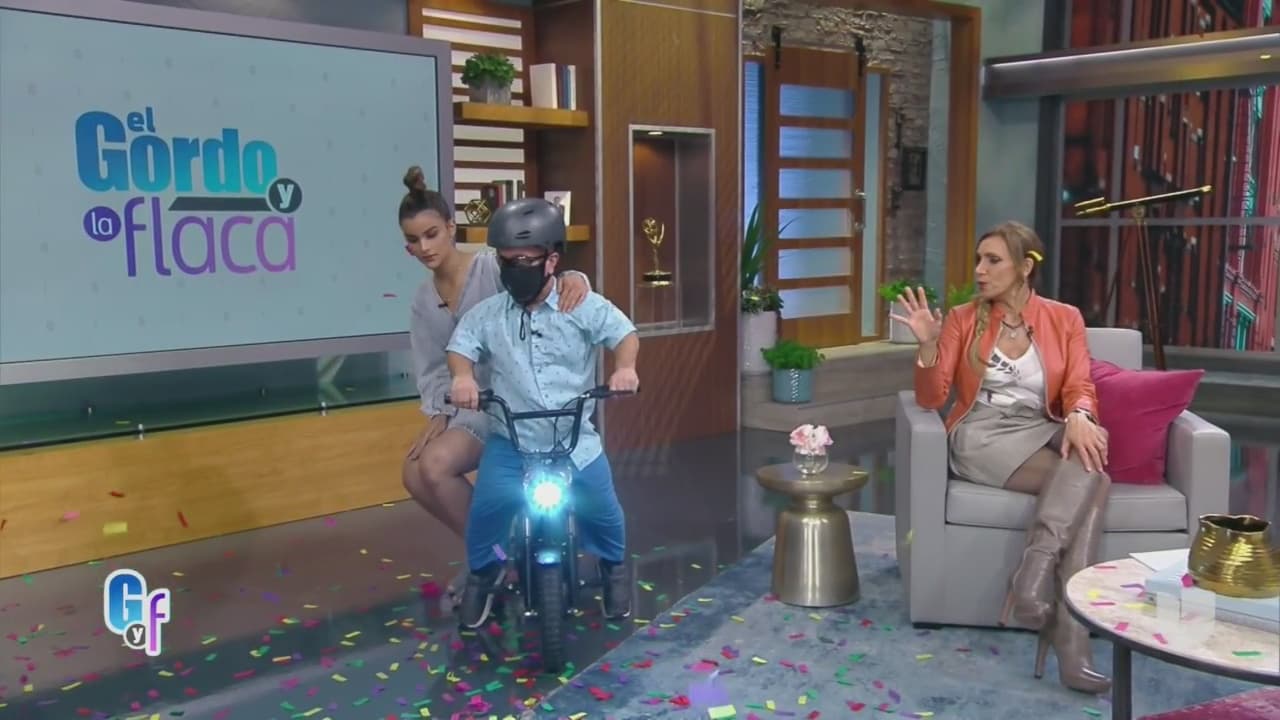 'Carlitos' le pidió a la presentadora que subiera con él en su motoneta.