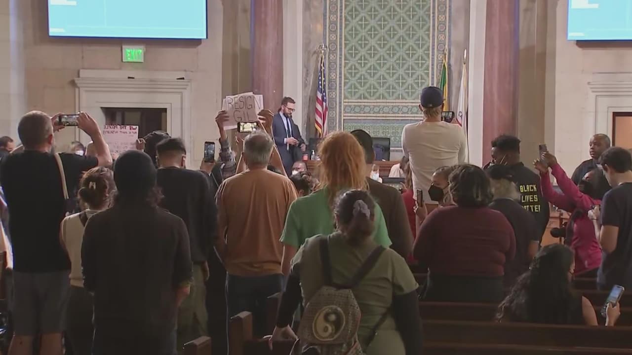 “Hay que parar esto”: siguen las protestas en la Alcaldía de Los Ángeles tras polémica por comentarios racistas