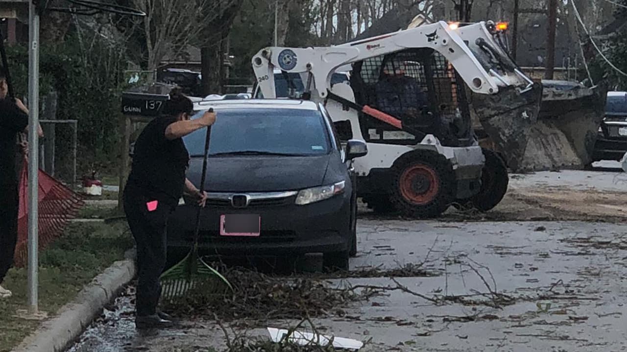 El paso de una tormenta durante la noche del sábado y madrugada de domingo provocó que las autoridades emitieran varios avisos de tornado e inundaciones repentinas.