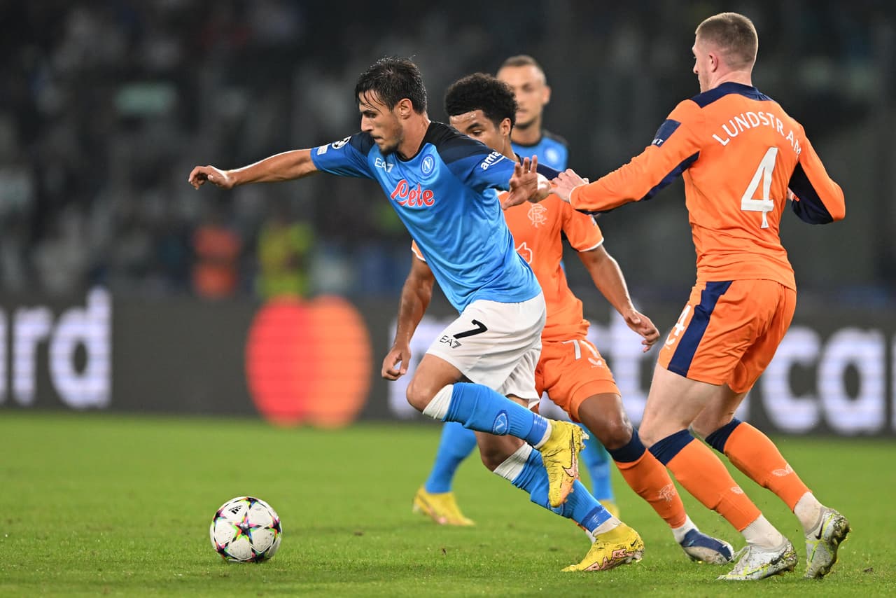 Un doblete del Giovanni Simeone encaminó la goleada del Napoli ante Rangers que finiquitó Ostigard en la Champions para seguir líder del Grupo A sobre Liverpool.