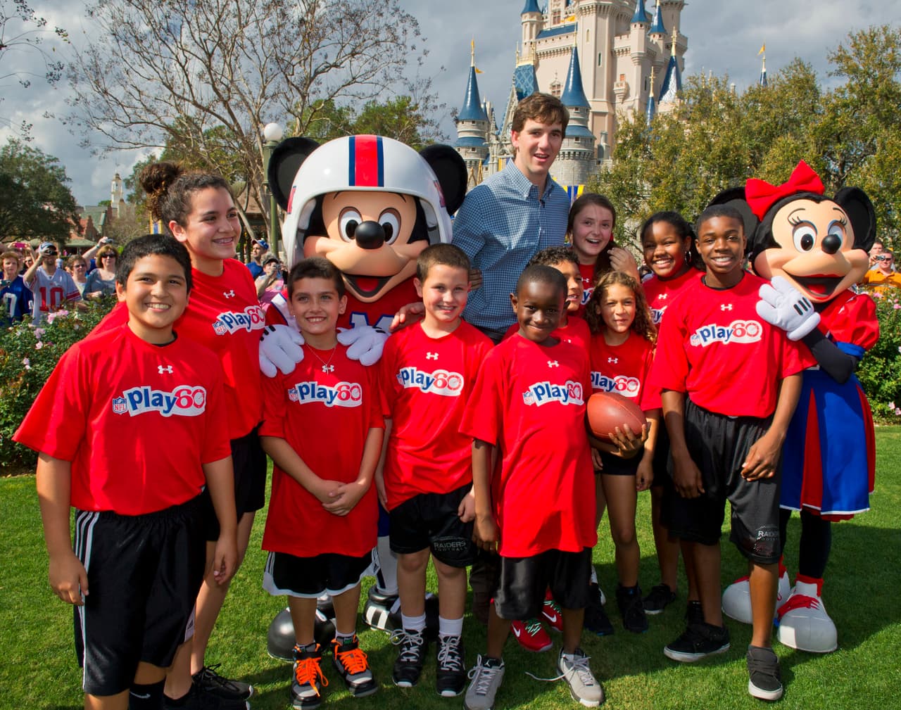 También las estrellas de la NFL tienen cercana relación con Mickey Mouse, como es el quarterback de los New York Giants, Eli Manning.
