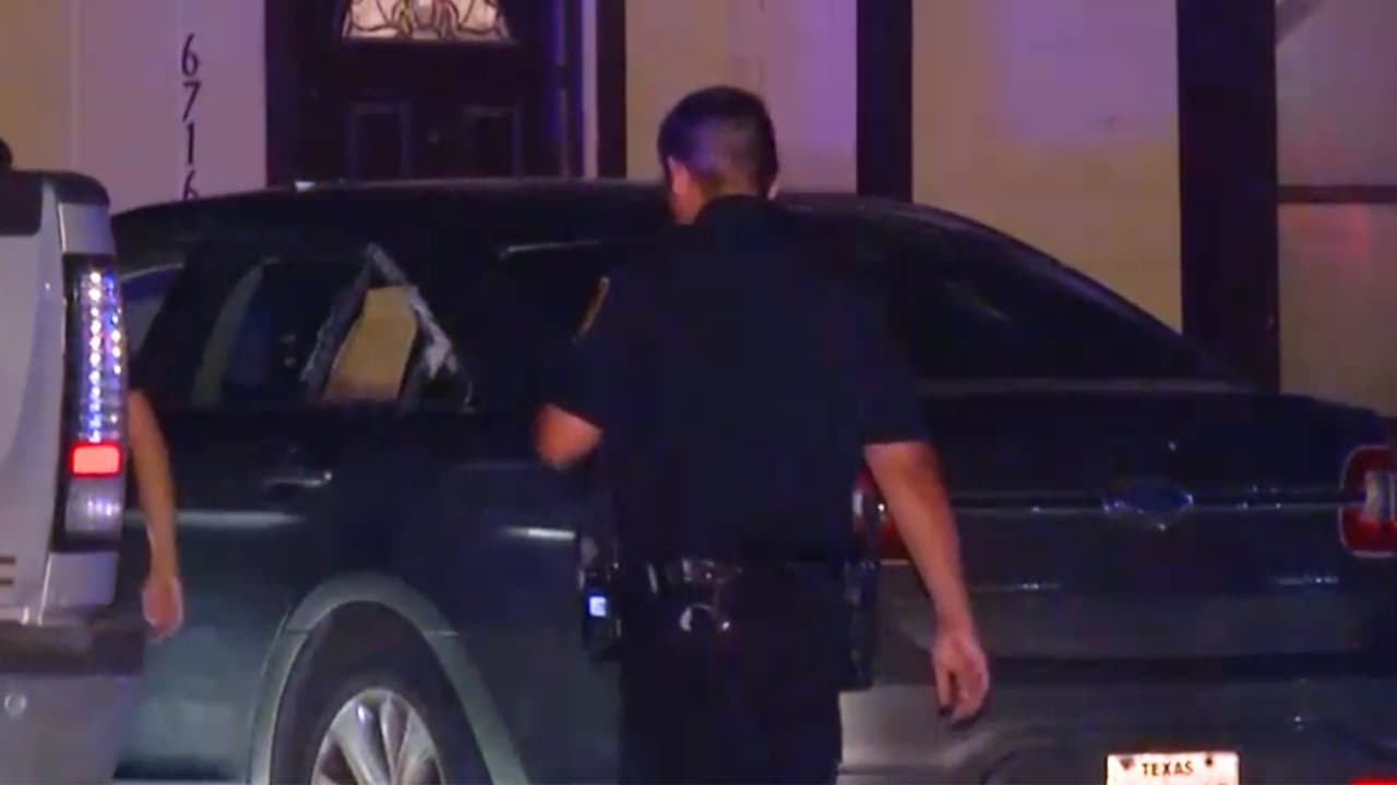 Mujer es acribillada frente a su hogar en San Antonio; 3 sospechosos siguen prófugos