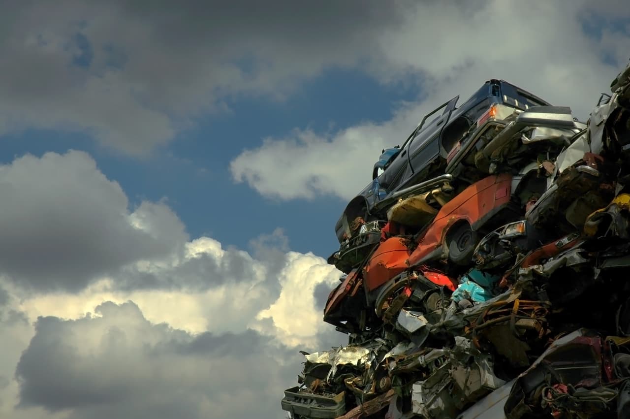 <b>El 80% de las partes que componen a un auto promedio son reciclables.</b> Solo en los Estados Unidos son reciclados al año 12 millones de vehículos. Eso se traduce en un ahorro de 85 millones de barriles de petróleo que de lo contrario habrían sido usados en la fabricación de piezas de carros nuevos o de repuestos. La industria de reciclaje de autos es la número 16 en la lista de las más grandes en Estados Unidos.