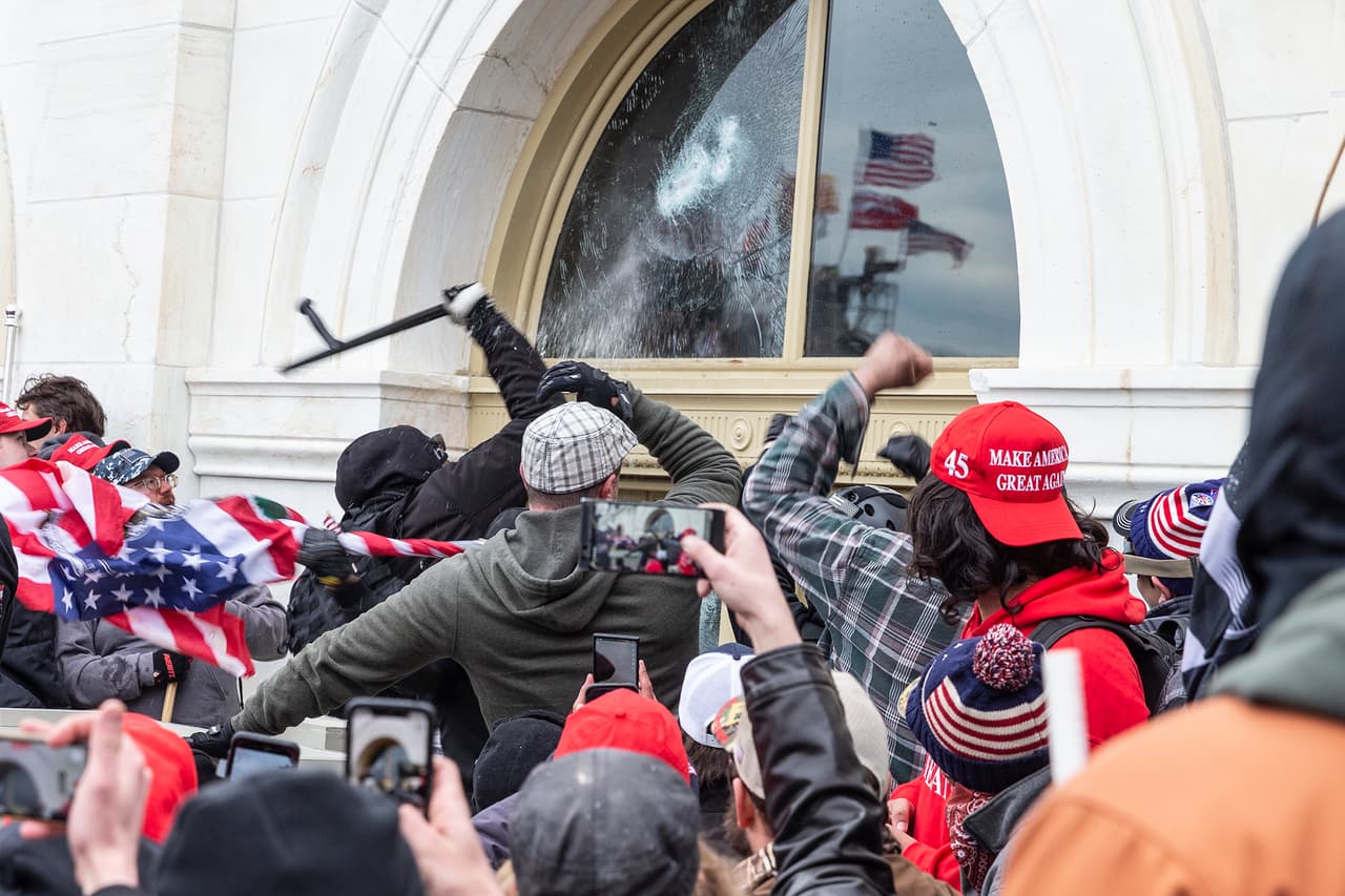 Trump, los republicanos y sus seguidores tocan fondo al traicionar la democracia