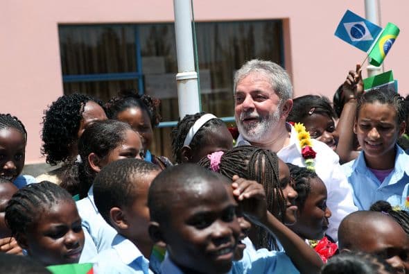 Brasil financiará con unos $32 millones, durante ocho años este programa de educación a distancia, que debe permitir formar a profesores y funcionarios. Lula puntualizó que la educación es el mejor "instrumento de democratización" y de construcción de una "sociedad próspera".