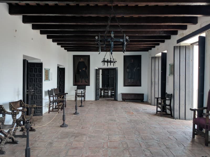 Se informó que se cumplirá con las recomendaciones de los Centros para el Control y la Prevención de Enfermedades (CDC), Departamento de Salud y las normas covid-19 de Puerto Rico OSHA, que incluyen además del uso obligatorio de mascarillas, revisión de temperatura, el distanciamiento físico de 6 pies a 9 pies, el lavado frecuente de manos, la desinfección del establecimiento diariamente y una ocupación no se exceda el 50% de la capacidad.