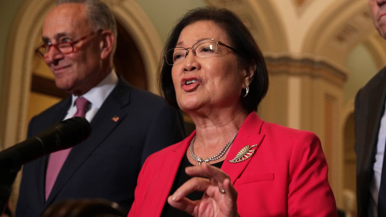 Senadores demócratas presentan proyecto de ley para bloquear la nueva regla de carga pública de Trump