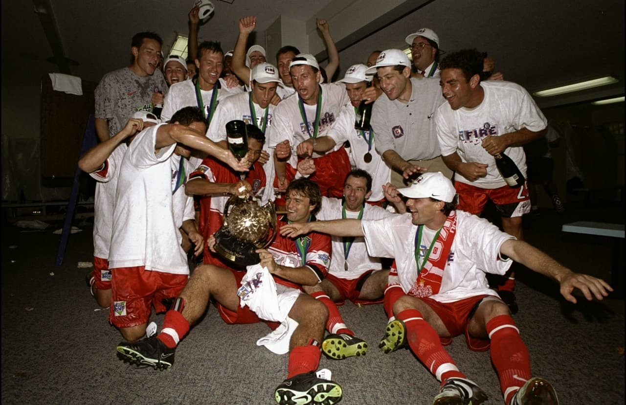 Chicago Fire fue el otro equipo de expansión en 1998, pero a diferencia de Miami, el cuadro rojo logró éxito instantáneo, ganando la MLS Cup y la US Open Cup en su primer año.