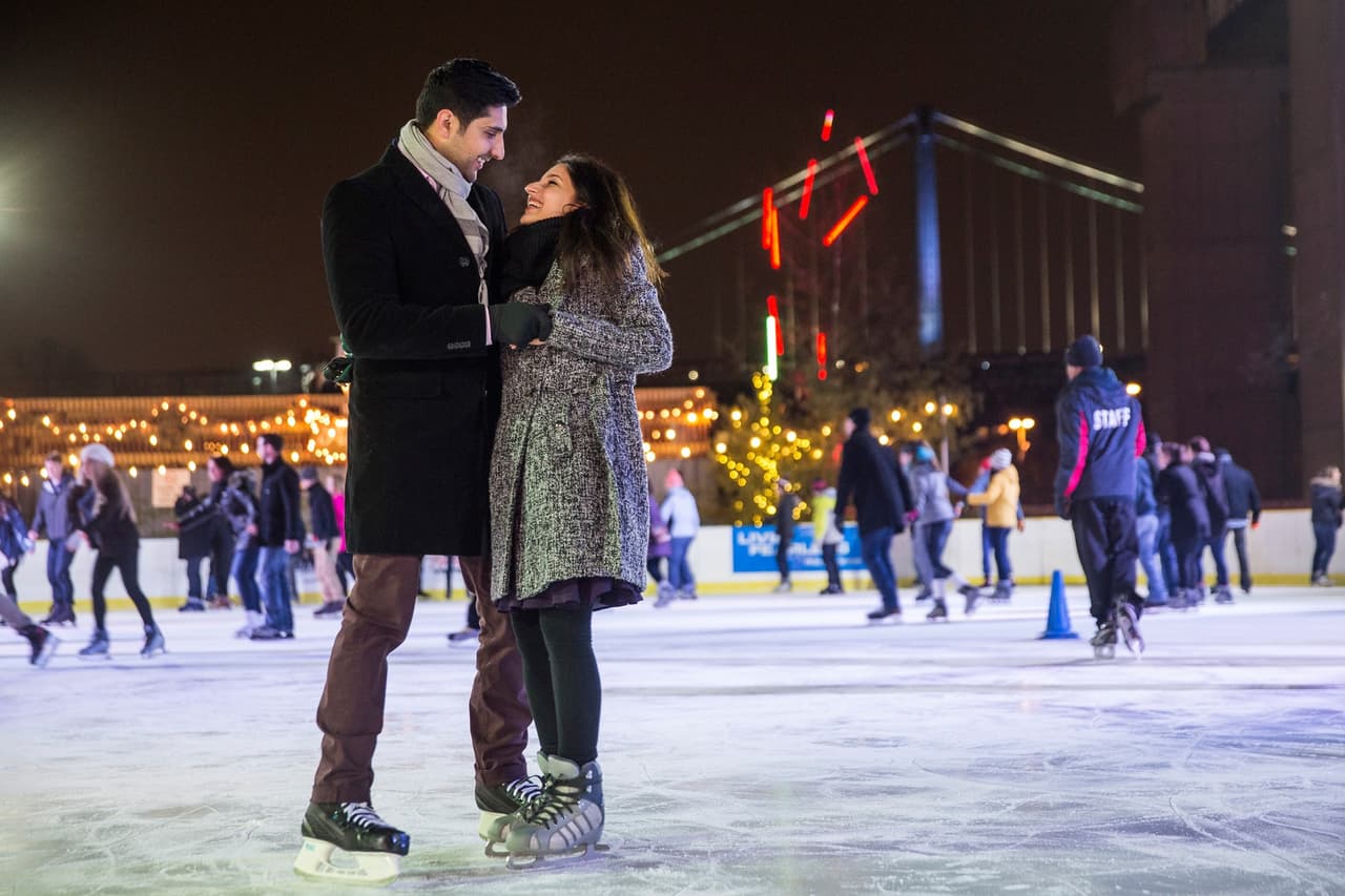 <b><a href="https://www.delawareriverwaterfront.com/places/blue-cross-riverrink-winterfest">Valentine’s Day Sweetheart Skate at Blue Cross RiverRink Winterfest (14 de febrero)</a></b>. Blue Cross RiverRink Winterfest está abierto durante toda la temporada para patinar, descansar en el albergue y jugar, pero Valentine's Day Sweetheart Skate ofrece la mejor experiencia de patinaje en pareja, incluida la entrada, el alquiler de patines de hielo, una rosa, una foto de recuerdo y un DJ en vivo.