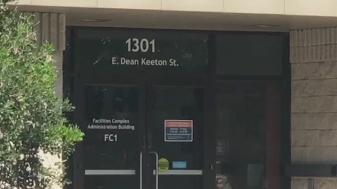 Hombre enmascarado ataca a un empleado de UT que caminaba hacia su auto