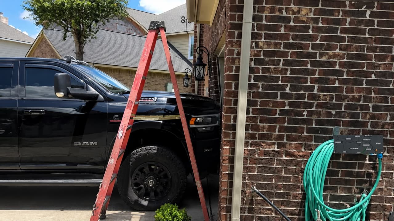 Inmigrante estrella su auto en su vivienda y se refugia para huir de ICE: finalmente fue arrestado