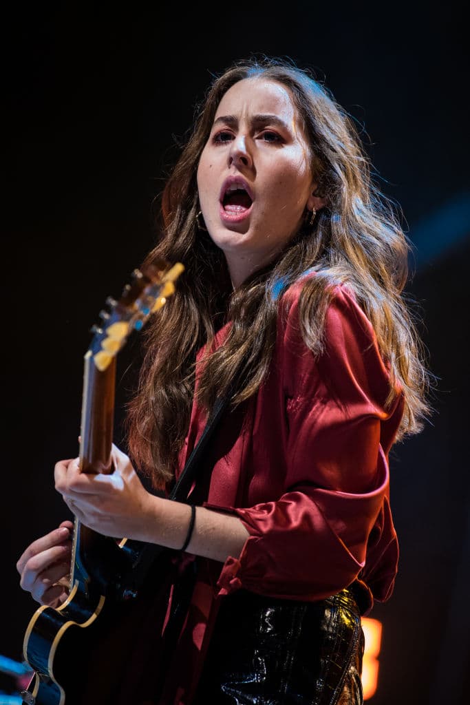 <b>Alana Haim </b>
<br>Es reconocida en la industria musical por la banda Haim, la cual formó junto a sus hermanas Este y Danielle, y por la que han recibido nominaciones al Grammy.