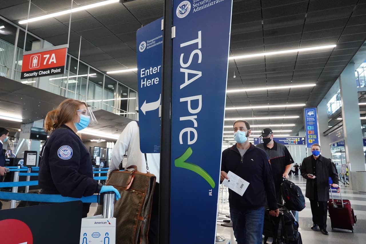 Pasajeros ingresan a un punto de control de la Administración de Seguridad del Transporte (TSA) en el Aeropuerto Internacional O'Hare en Chicago, Illinois.