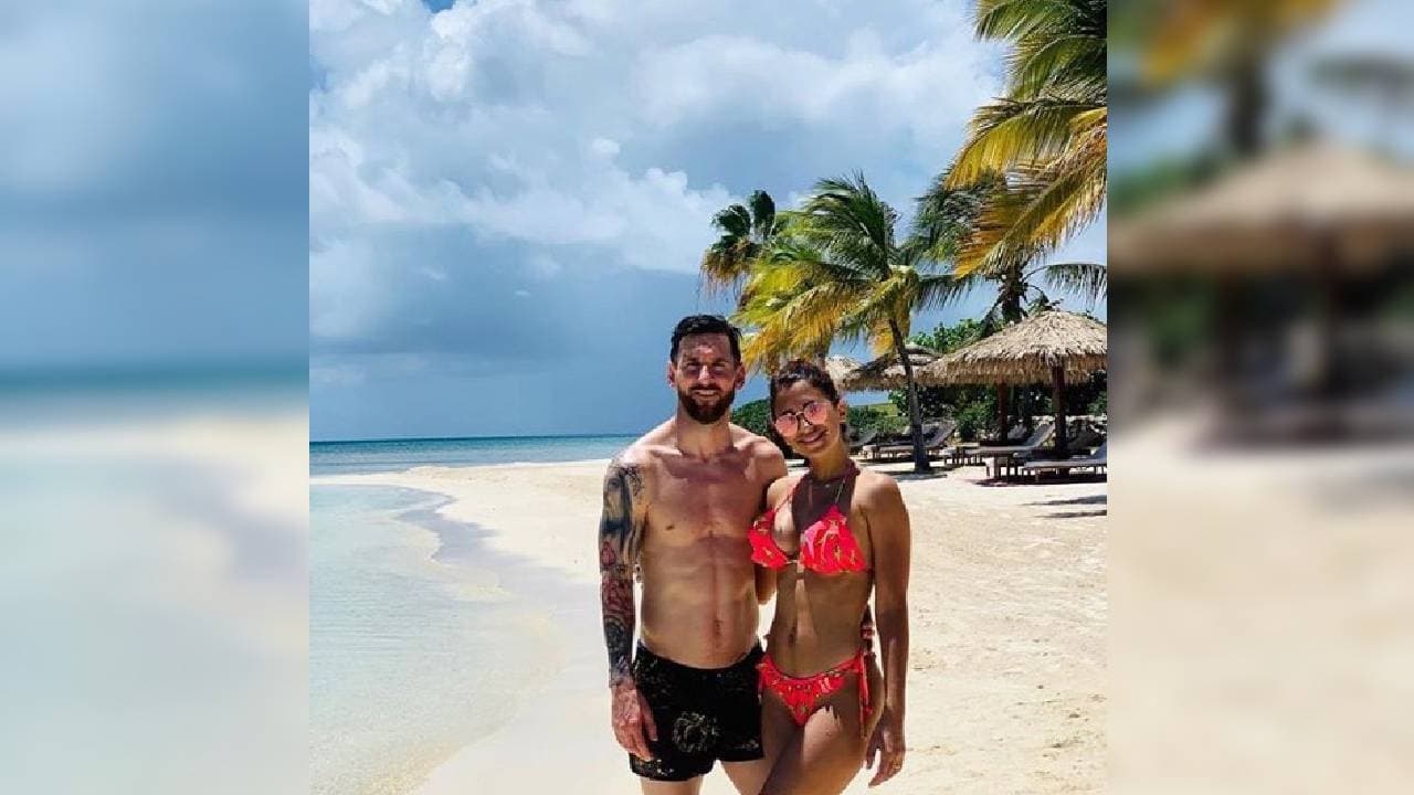 De los brazos, sólo tiene cargado de tatuajes el derecho.