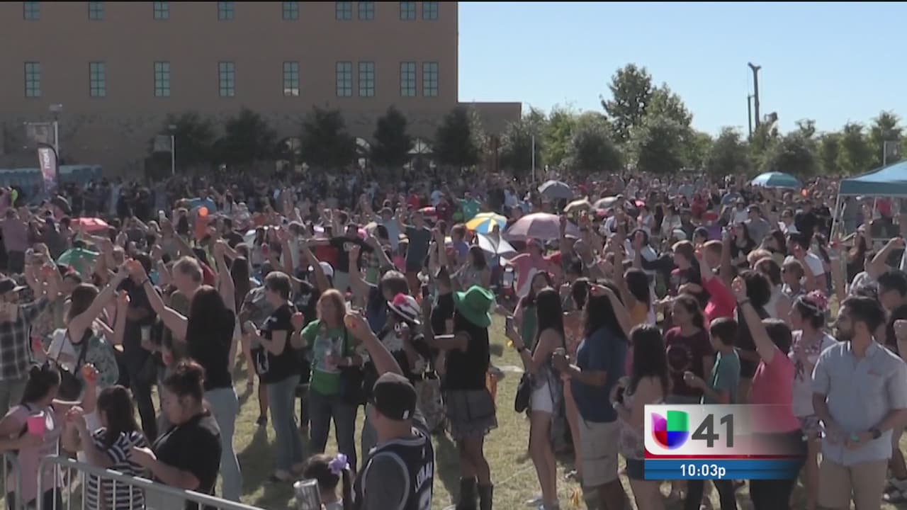 Asistentes de Fiesta San Antonio rompen el récord del mayor número de cascarones rotos en un evento social