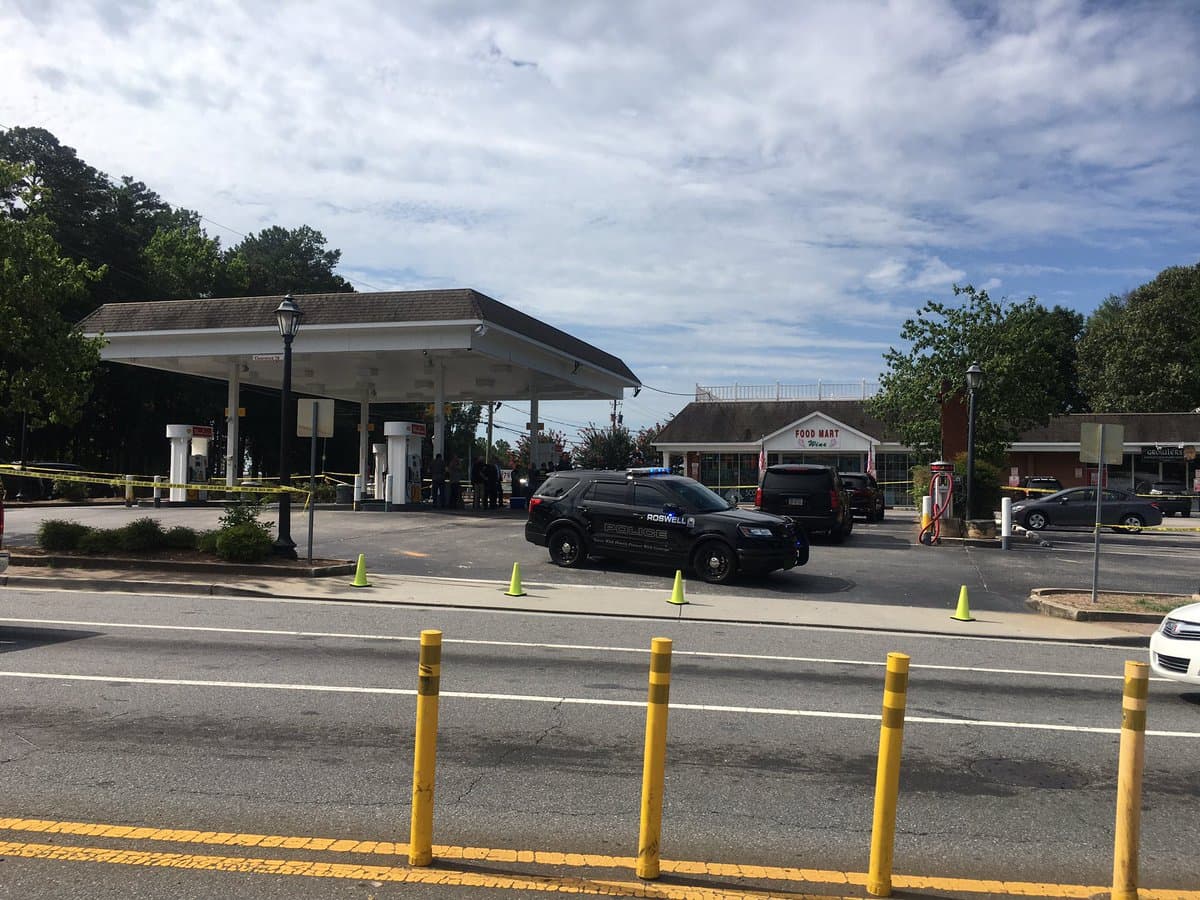 Un hombre resultó herido de bala y un policía terminó herido luego de un tiroteo registrado la mañana de este martes al norte del área metropolitana de Atlanta. El incidente se registró cerca de las 8:30 am en una gasolinera ubicada sobre Atlanta Street, reportó CBS46, socio editorial de Noticias 34 Atlanta.