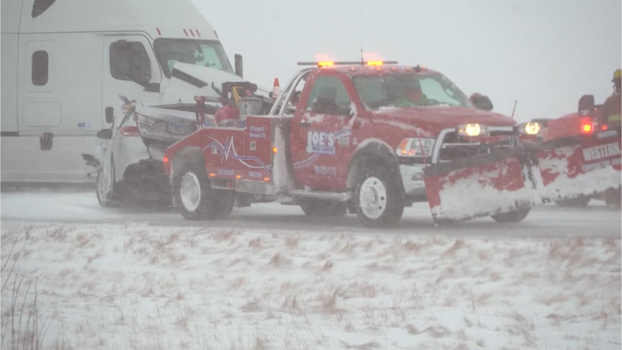 En total, 12 grúas fueron requeridas para remover los restos de las unidades involucradas.