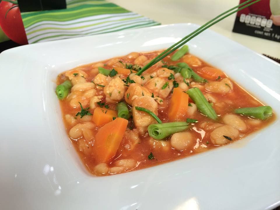 Omar Sandoval nos prepara una deliciosa cazuela de pollo con alubias.