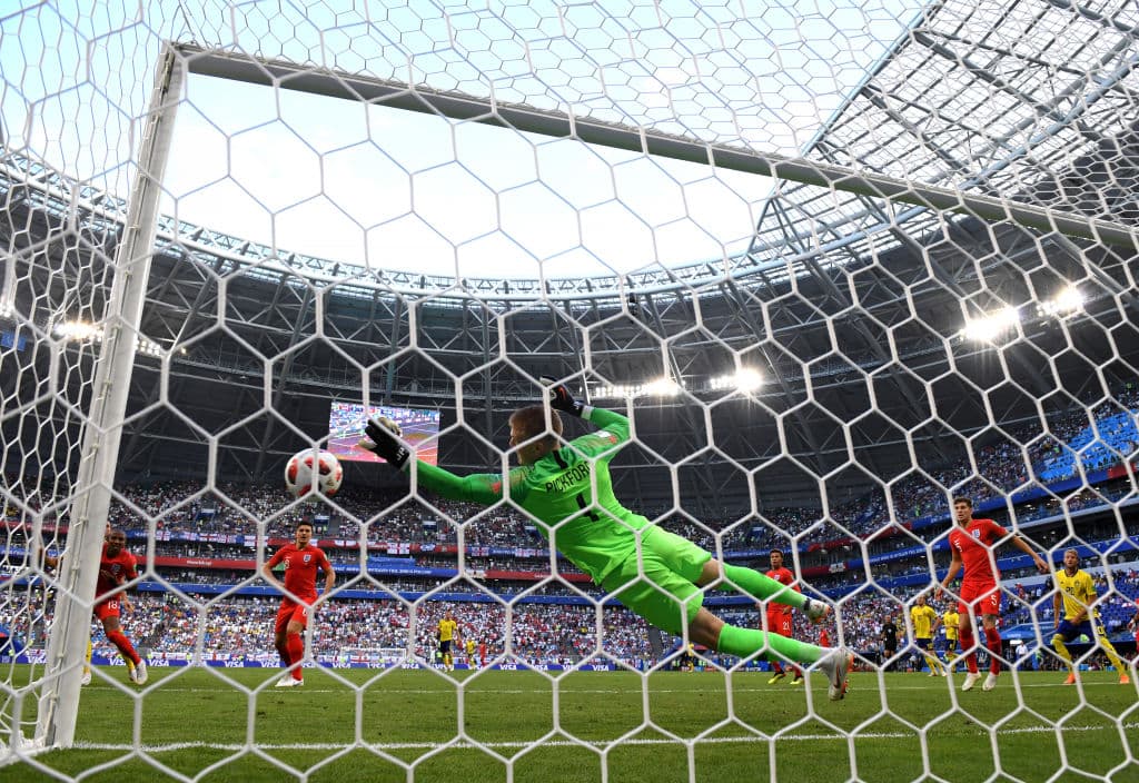 El arquero Jordan Pckford respondió casi que de inmediato a un cabezazo de Suecia por medio de Berg. Su atajada evitó el descuento.