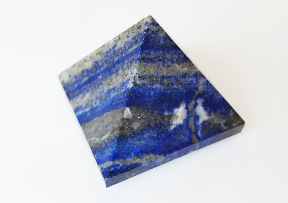 En el antiguo Egipto se consideraba una piedra muy importante y preciada en su cultura. La usaban en distintas joyas, o hasta en máscaras funerarias. Por ejemplo, se encontraron piezas de lapislázuli en la tumba de Tutankamón. También la usaban los egipcios para la medicina en forma de polvo.