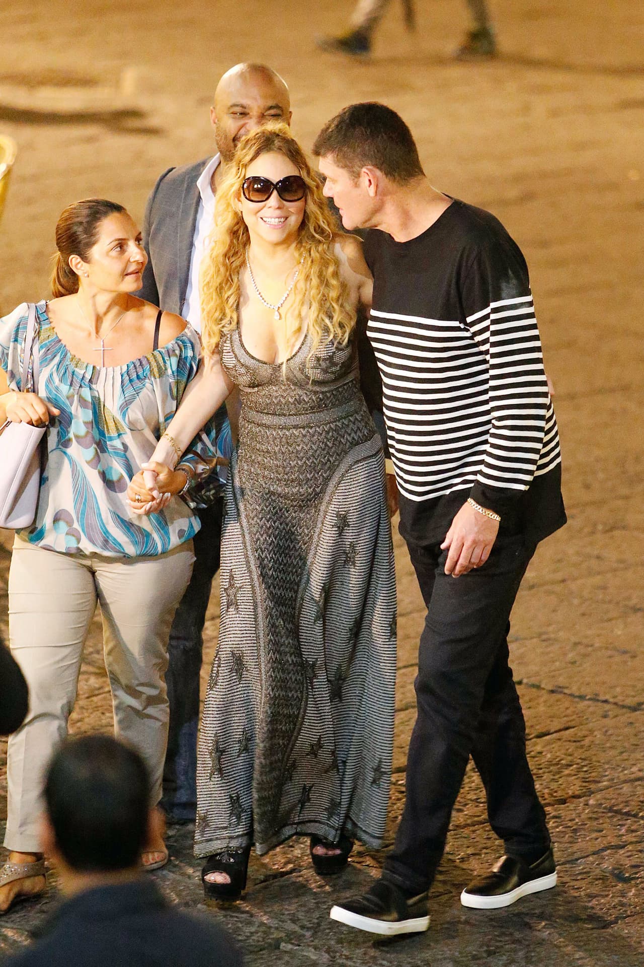 ¡Por fin! James logró salir con su novia un poco mareada.