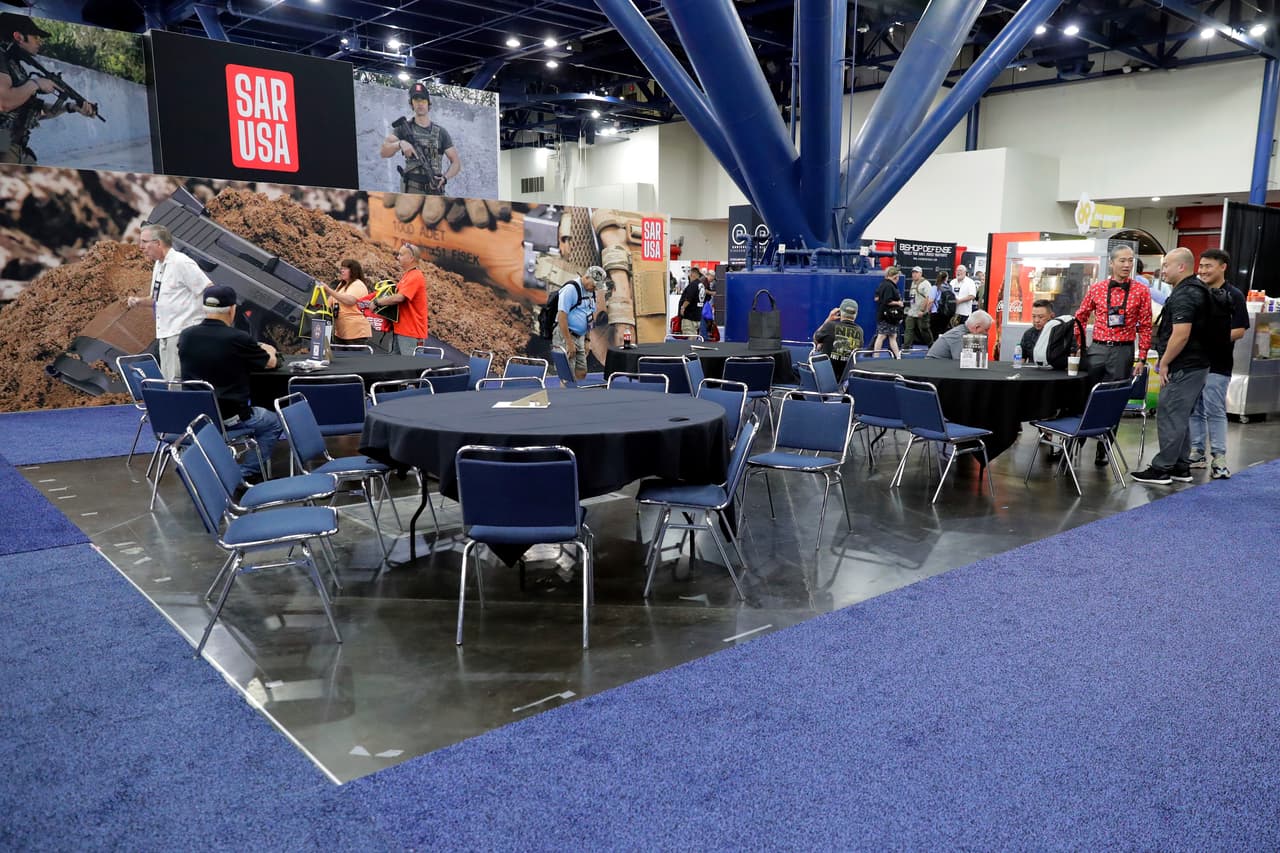 Vendedores de alimentos, máquinas expendedoras y mesas ocupan el área de 40 yardas en donde Daniel Defense iba a tener su stand en la Reunión Anual de la Asociación Nacional del Rifle este viernes 27 de mayo de 2022 en Houston. Daniel Defense, el fabricante del rifle AR-15 utilizado en el tiroteo en la escuela de Uvalde, TX, se retiró de la convención poco después del tiroteo.