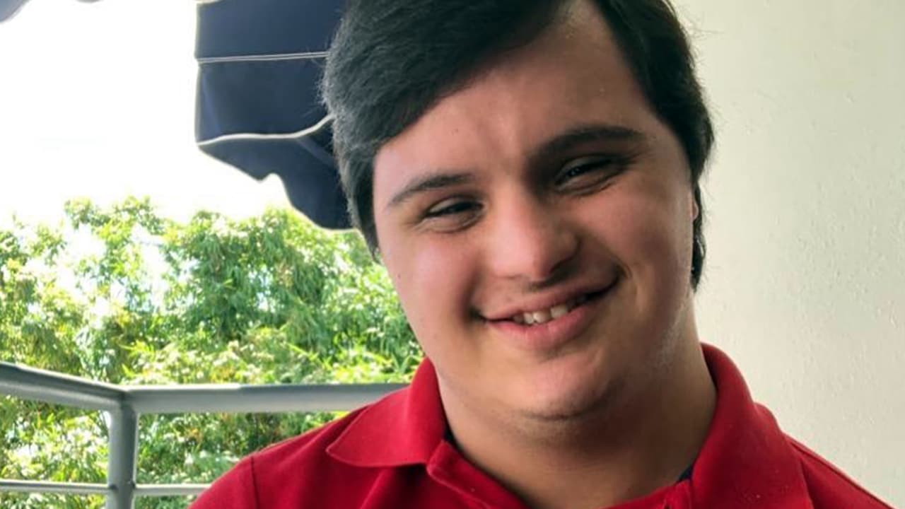 Este joven con síndrome de Down necesita ayuda para donar comida a desamparados